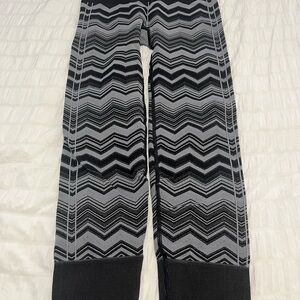Lululemon Women’s Black and Gray Chevron Patterned Leggings EUC Size S4